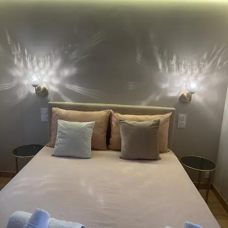 Elegant Between Train Station And Center *