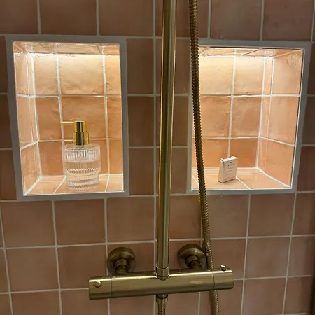 Elegant Between Train Station And Center Apartment