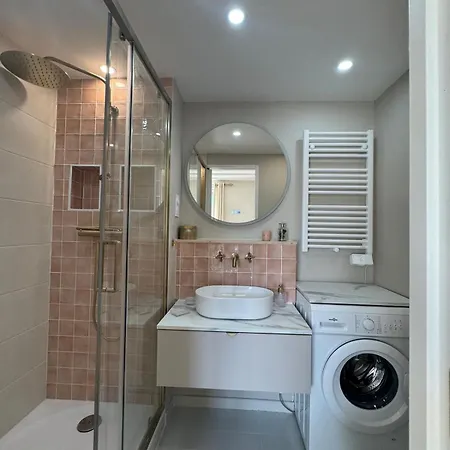 Апартаменты Elegant Between Train Station And Center