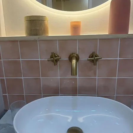 Elegant Between Train Station And Center Apartment *