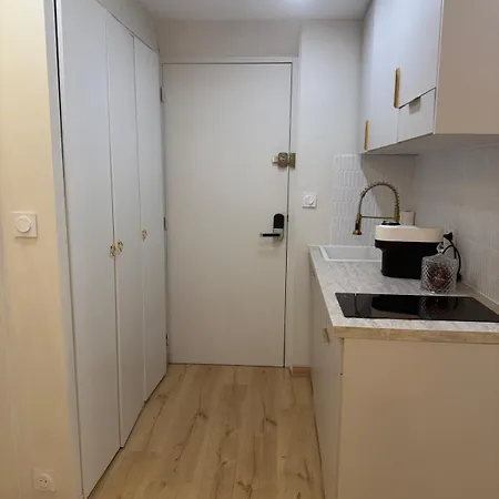 Elegant Between Train Station And Center Apartment *