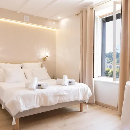 Elegant Between Train Station And Center