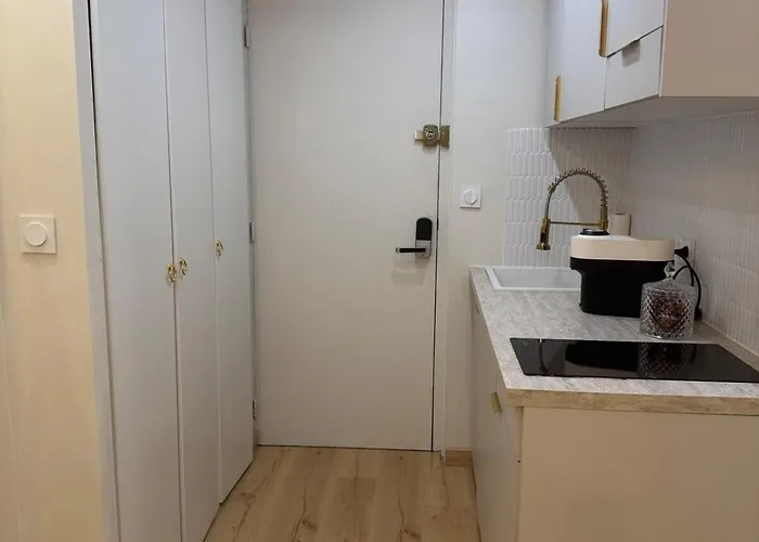 Elegant Between Train Station And Center Apartman *