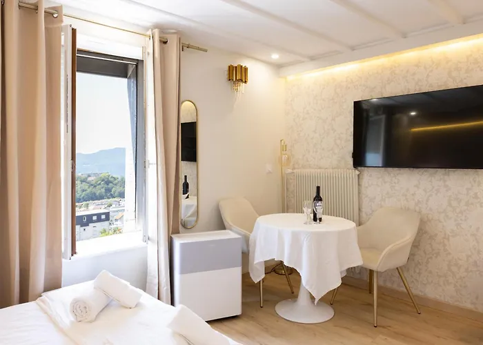 Elegant Between Train Station And Center Apartman *